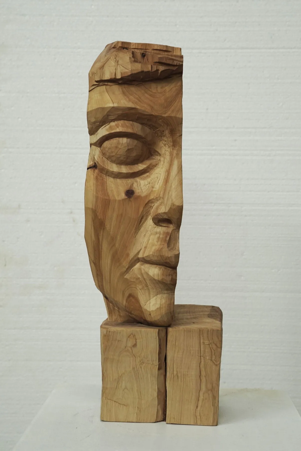 Fragmento de Cabeça, Nogueira Lopes, 2017, Cedar wood