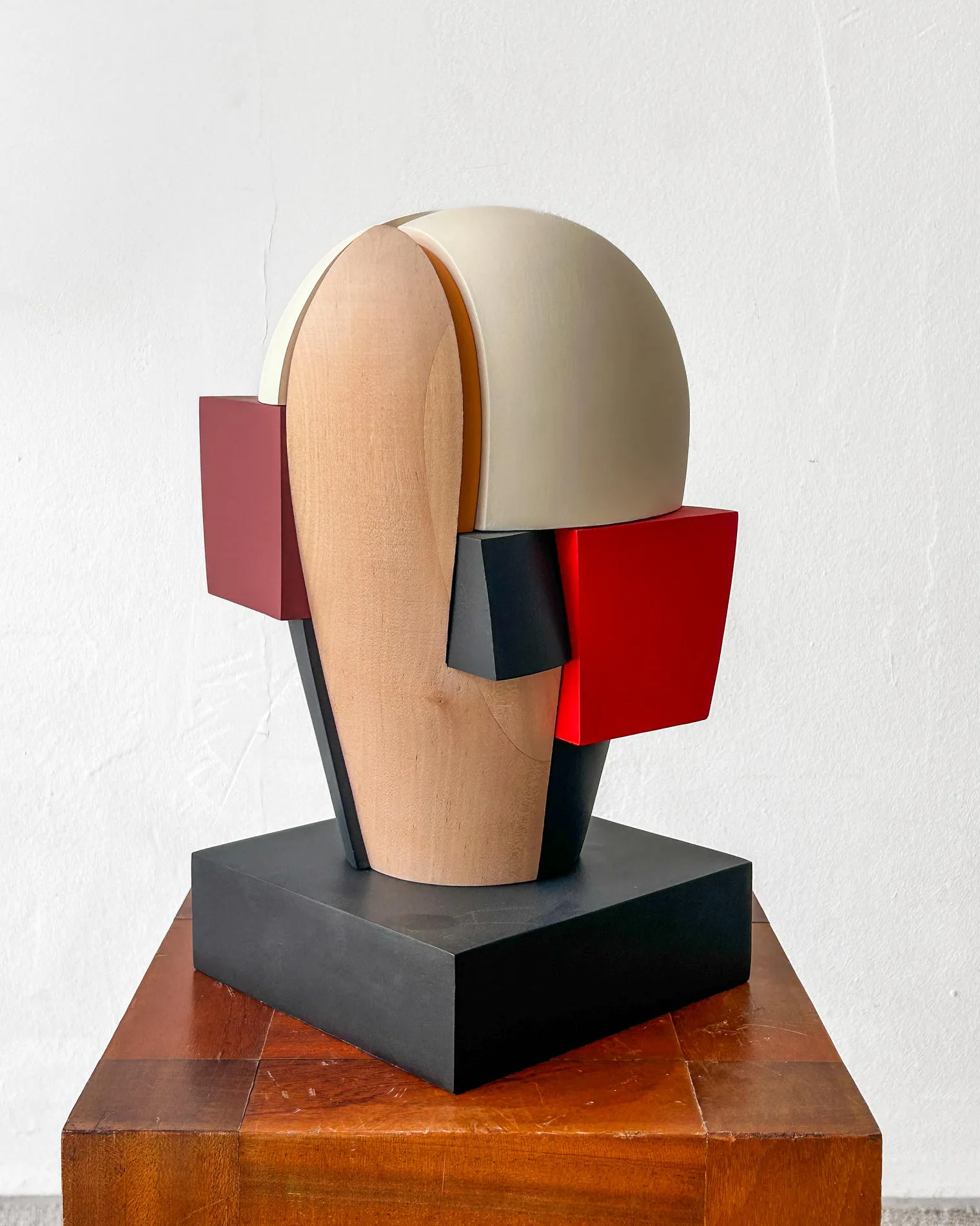 Reconstrucción Q24, Carmen Otero, 2025, Painted maple wood
