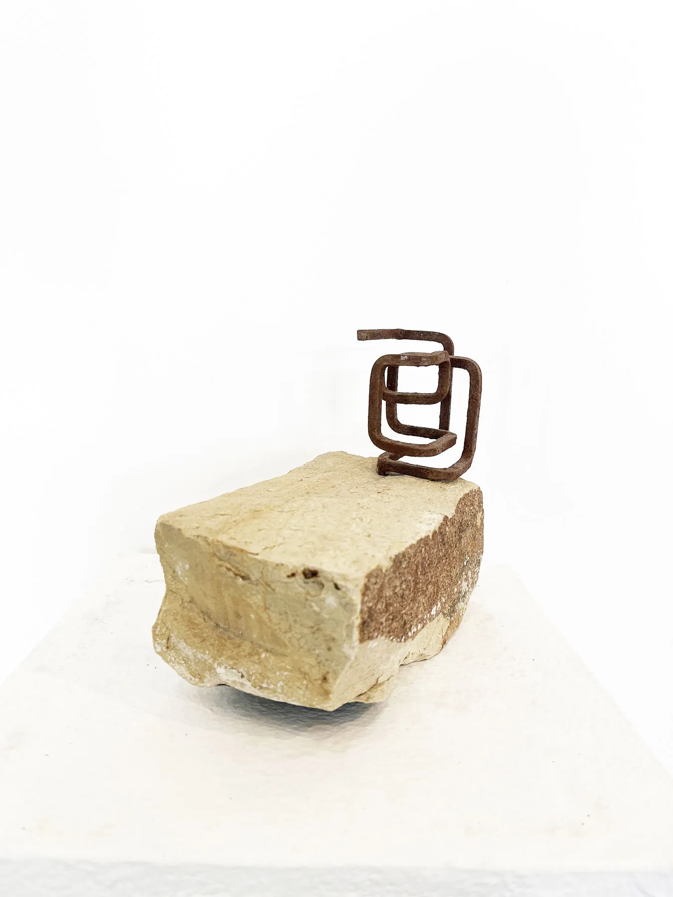 Cubismos e Areniscas, Ariel Elizondo, 2025, Corten steel and stone