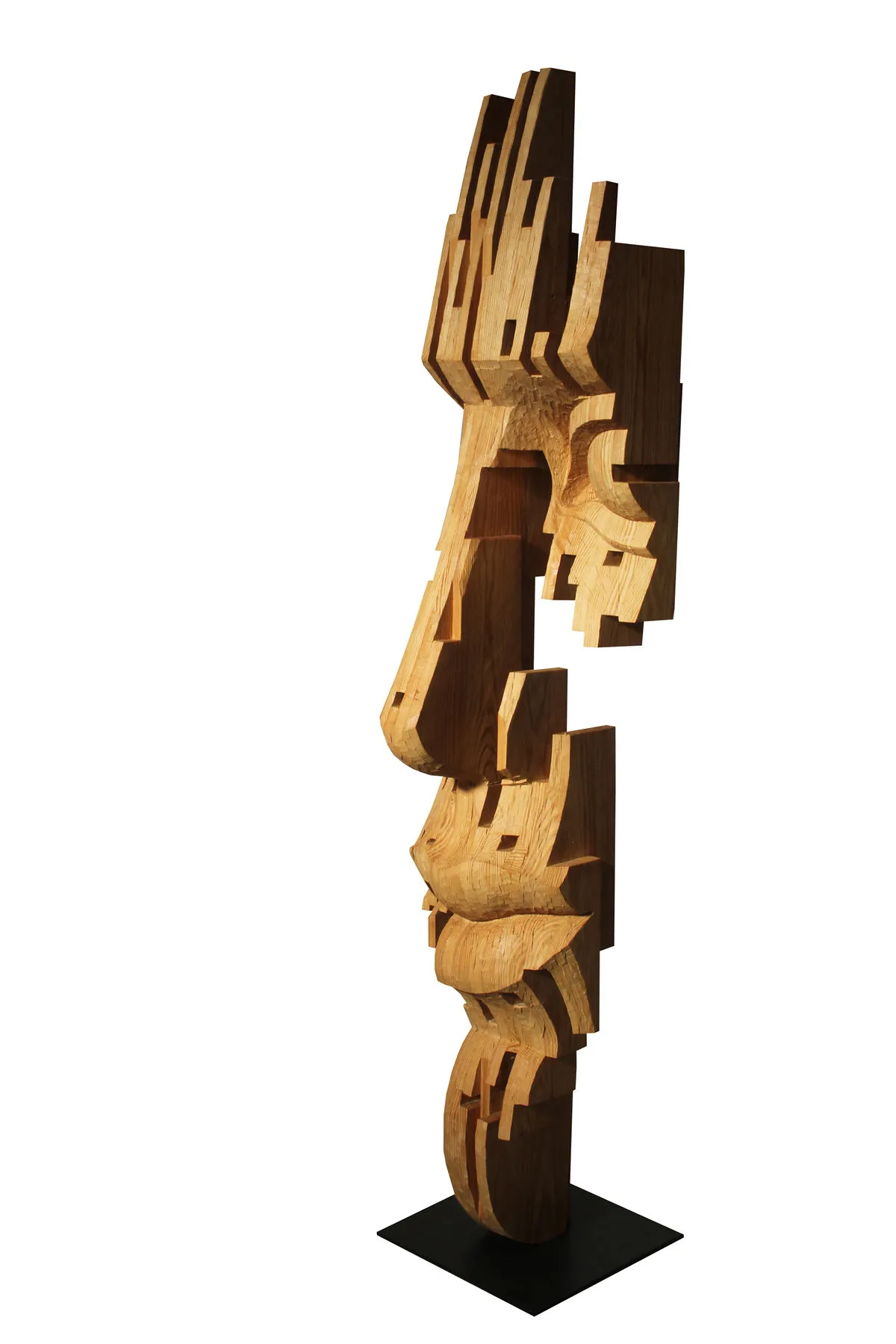 Mulher desconhecida, Nogueira Lopes, 2025, Pine wood sculpture