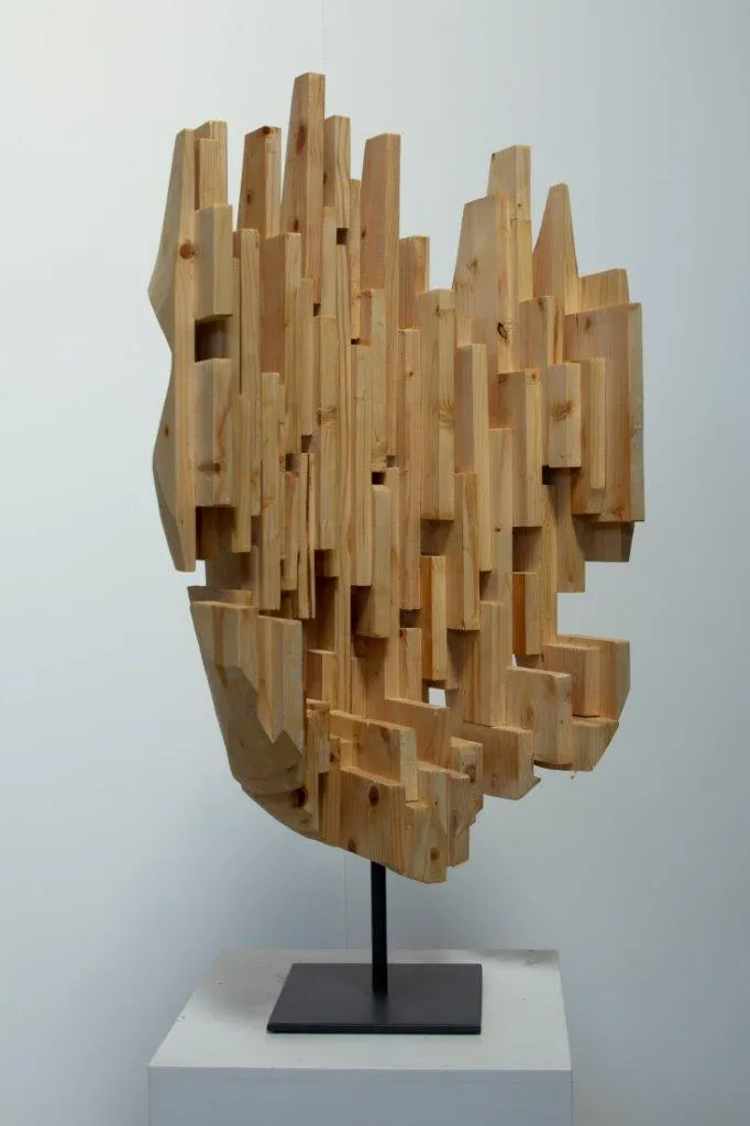 Mulher a Sorrir, Nogueira Lopes, 2026, Nordic pine wood sculpture