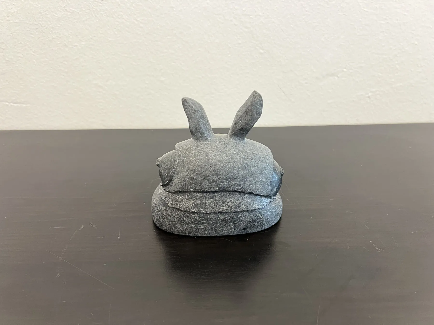 Mulher no fundo da garrafa, Shintaro Nakaoka, 2024, Granite sculpture
