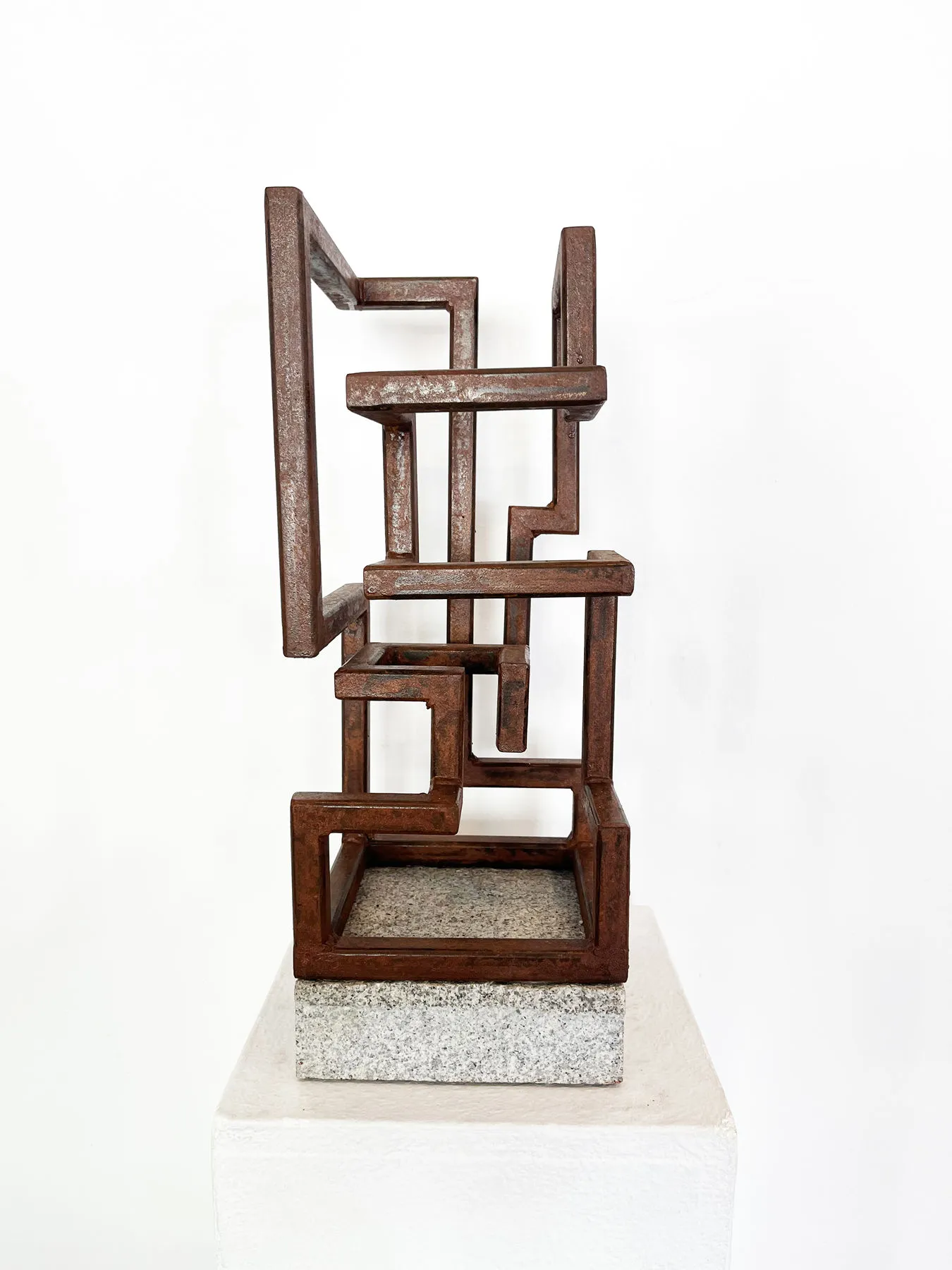 Granito Cubista, Ariel Elizondo, 2025, Corten steel and white stone