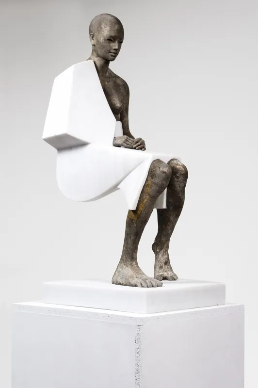 Mujer sentada II, Jesús Curiá, 2024, Bronze and marble