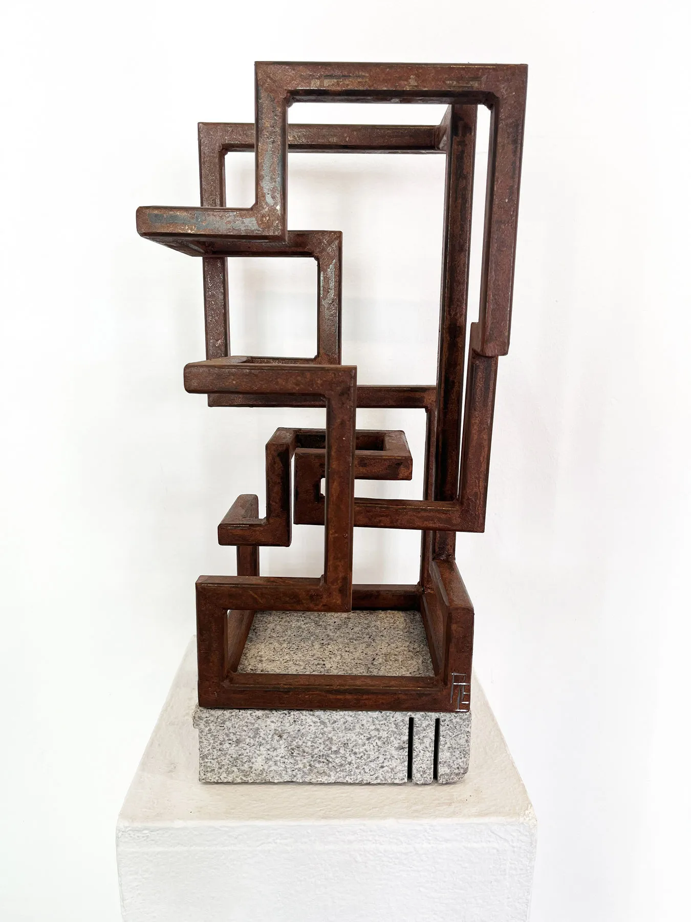Granito Cubista, Ariel Elizondo, 2025, Corten steel and white stone