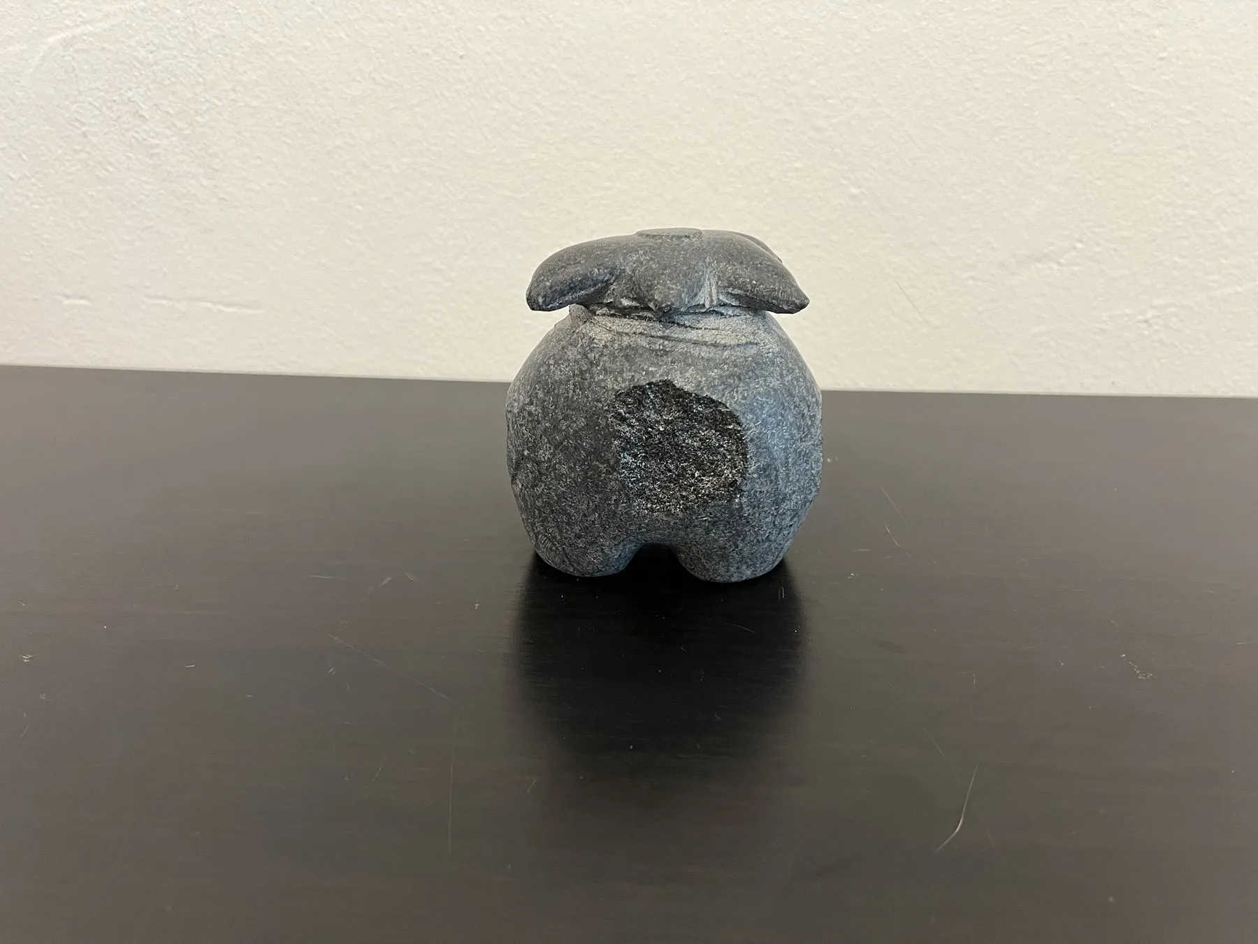 Pessoa com orelhas caídas, Shintaro Nakaoka, 2024, Granite sculpture