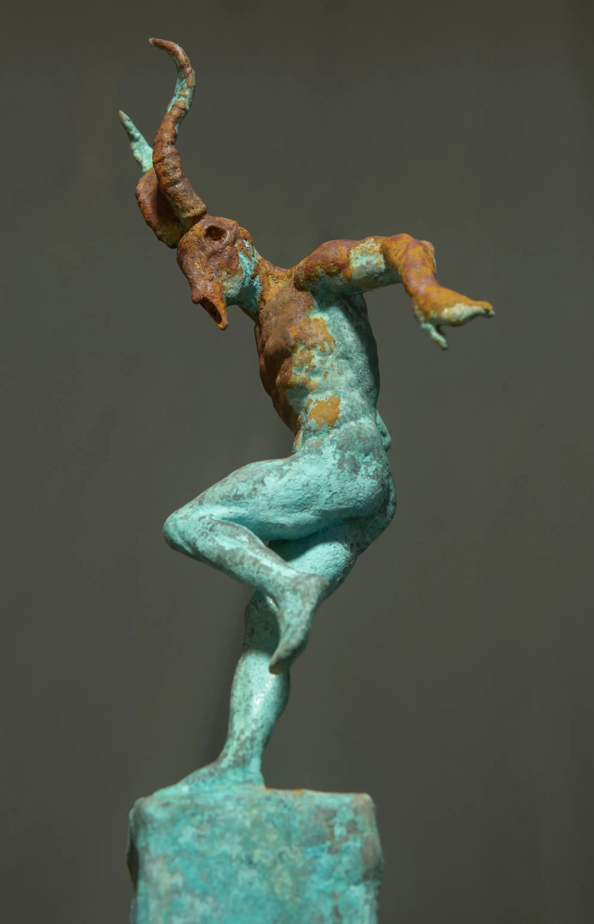 Homem com Máscara de Capra Pyrenaica Lusitanica, Daniel Gamelas, 2020, Bronze