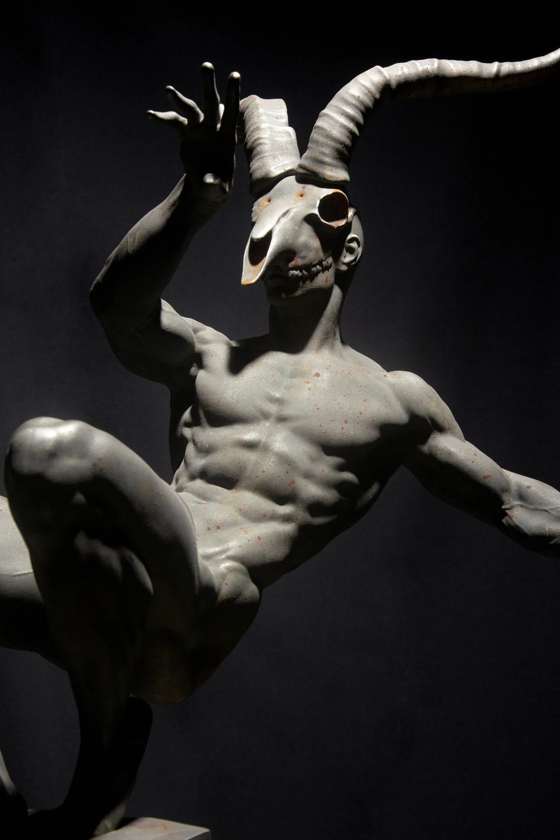 Homem com Máscara de Capra Pyrenaica Victoriae, Daniel Gamelas, 2021, Painted resin