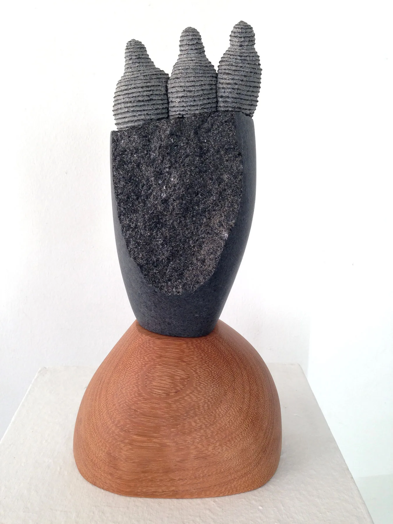 Irmãos I, Shintaro Nakaoka, 2010, Granite and wood