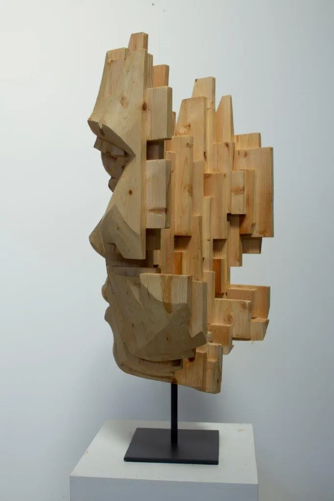 Mulher a Sorrir, Nogueira Lopes, 2026, Nordic pine wood sculpture