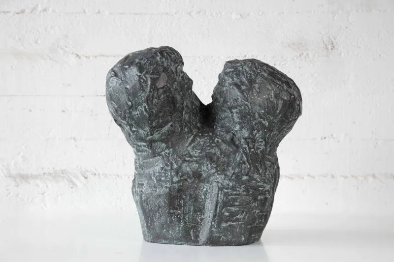 O Beijo, Pedro Figueiredo, 2023, Bronze sculpture