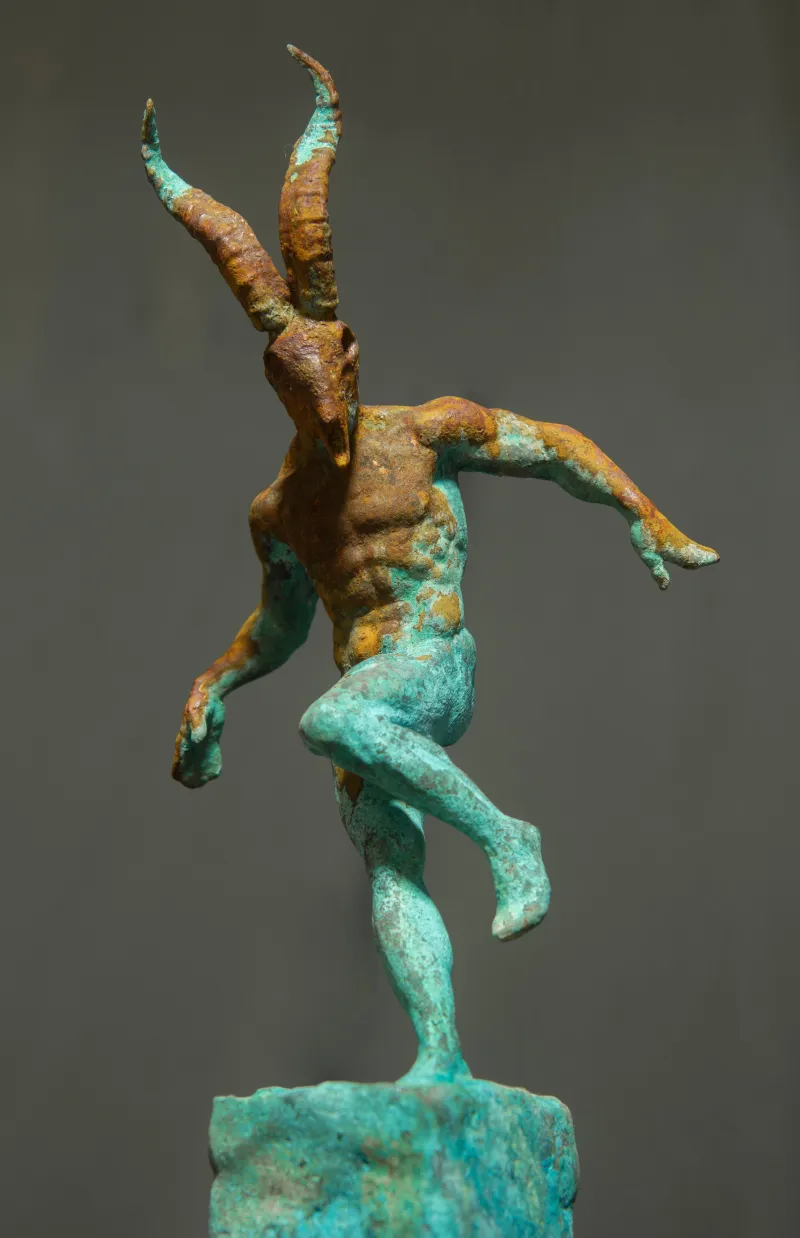 Homem com Máscara de Capra Pyrenaica Lusitanica, Daniel Gamelas, 2020, Bronze