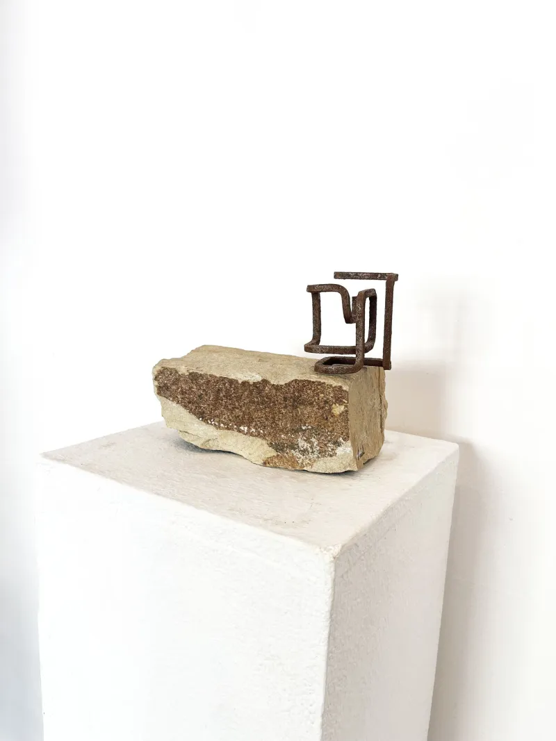 Cubismos e Areniscas, Ariel Elizondo, 2025, Corten steel and stone