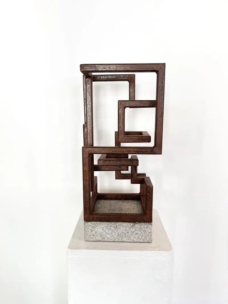 Granito Cubista, Ariel Elizondo, 2025, Corten steel and white stone