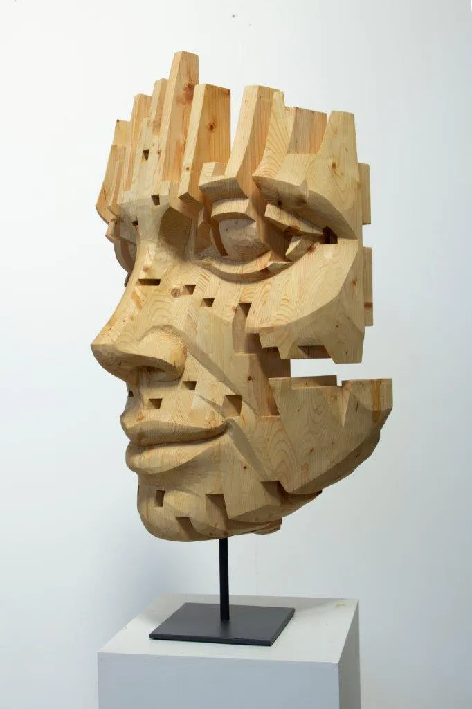 Mulher a Sorrir, Nogueira Lopes, 2026, Nordic pine wood sculpture